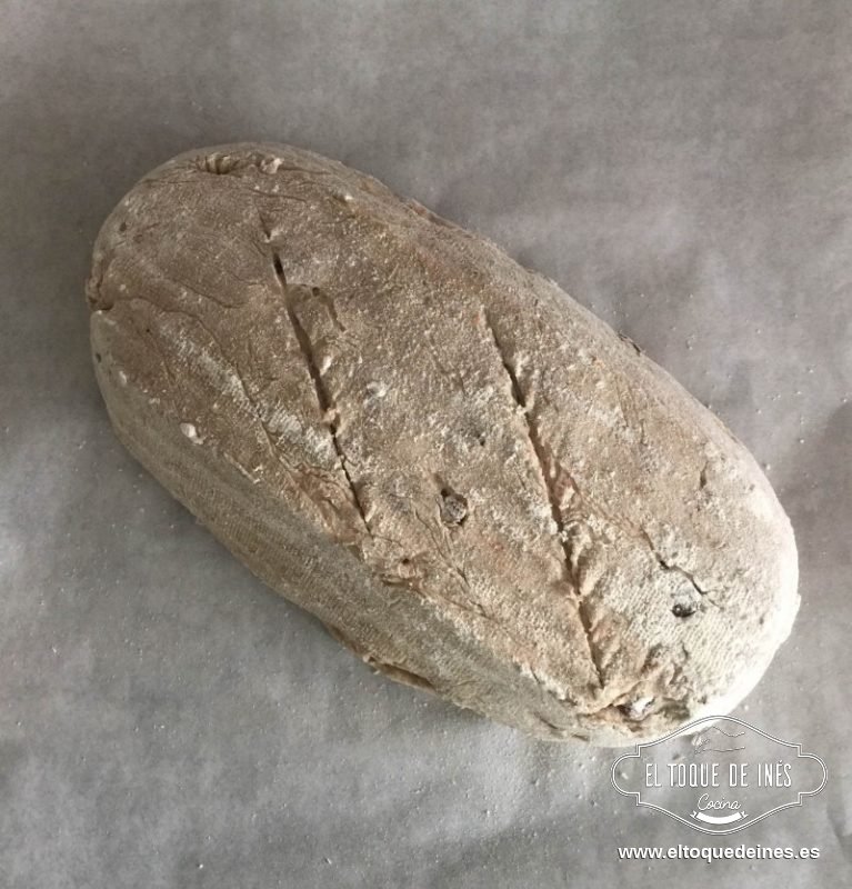 Volteamos la masa sobre un papel vegetal de horno y hacemos dos cortes en la superficie; hacedlos profundos que yo parecía que me daba miedo y corté poco por eso luego abrió por donde pudo él.